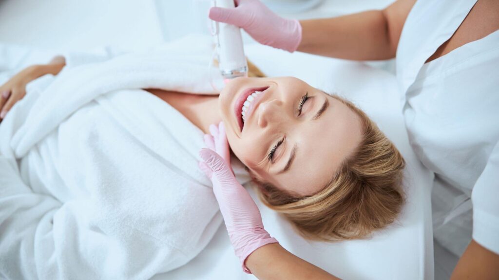 Microneedling: En revolusjonerende behandling for sunn og strålende hud